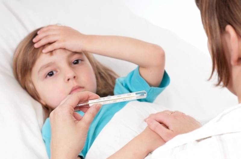 Đo thân nhiệt để biết rõ triệu chứng sốt của bé